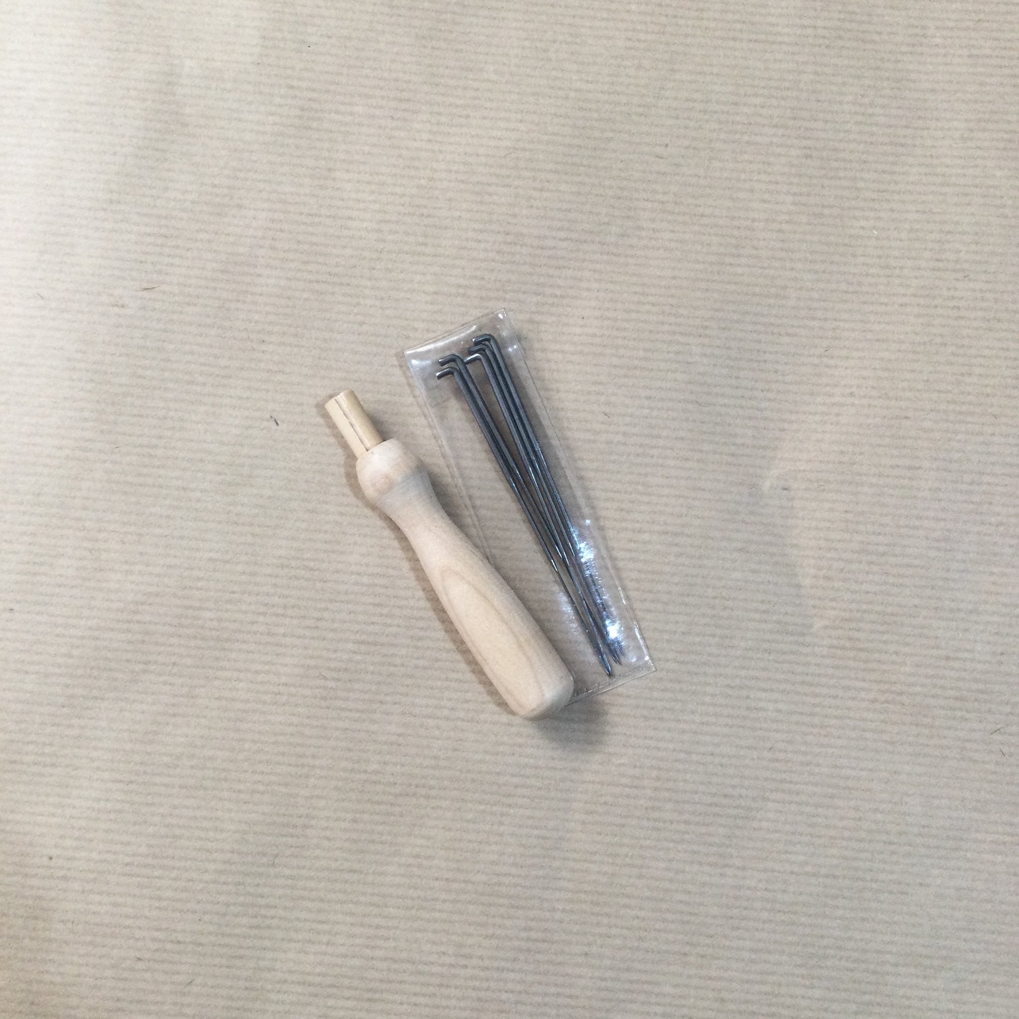 Felting needle holder + 5 needles