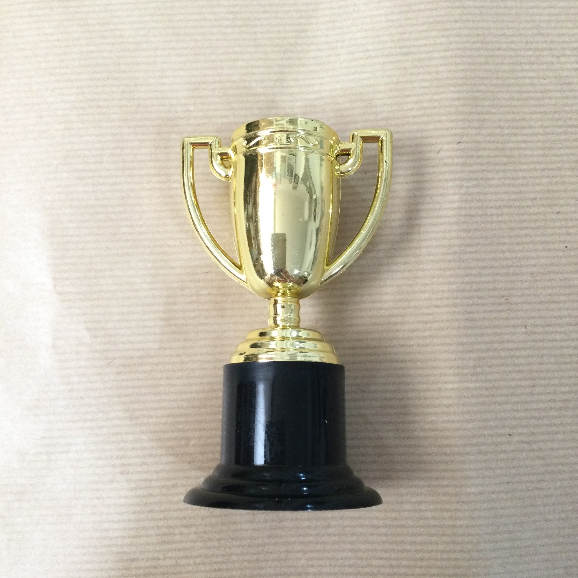 Plastic mini trophy in gold
