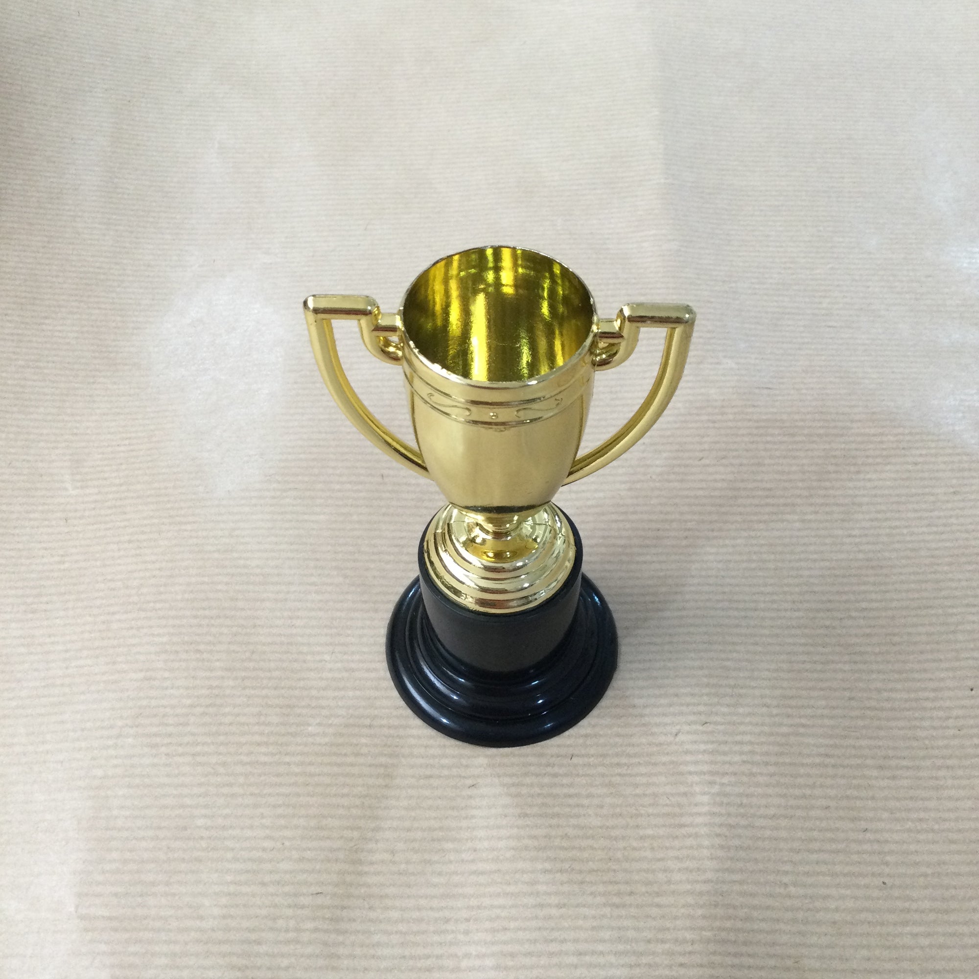 Plastic mini trophy in gold